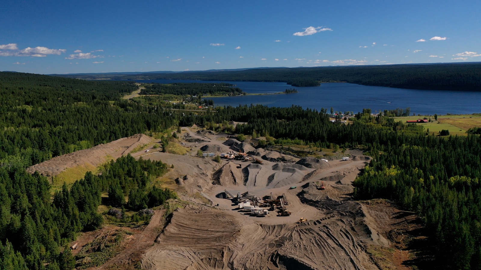 Dawson Civil crushing aggregates at 122 Mile Pit